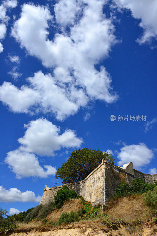 葡萄牙阿尔加维Cacela Velha，福尔摩萨河畔山上的Cacela城堡